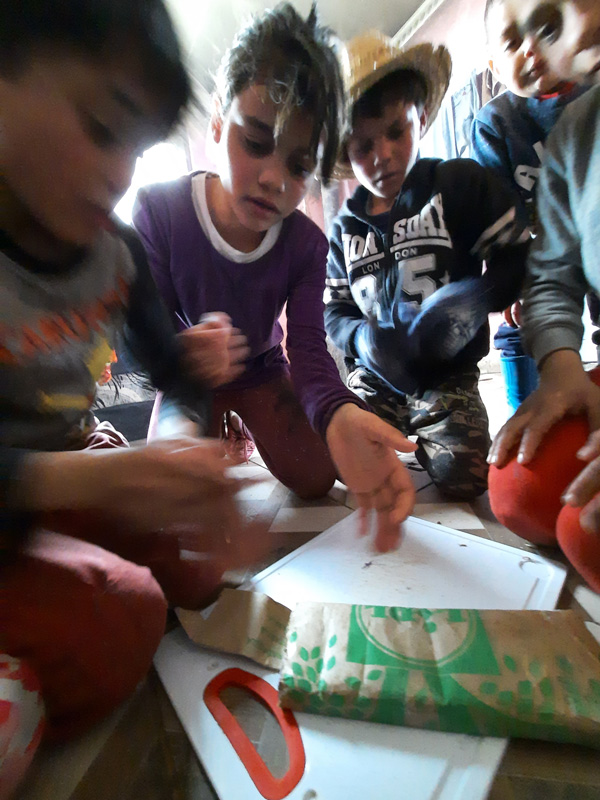 2022-02-06-Kinder-in-Adrian-Schokoladeessen-(5)