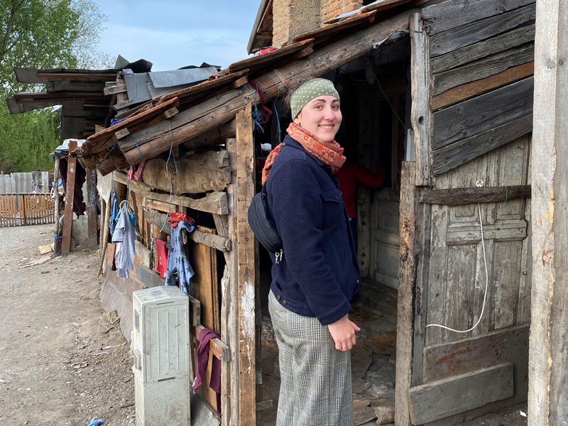 Sarah während ihres Praktikums vor einer Elendshütte im Viertel