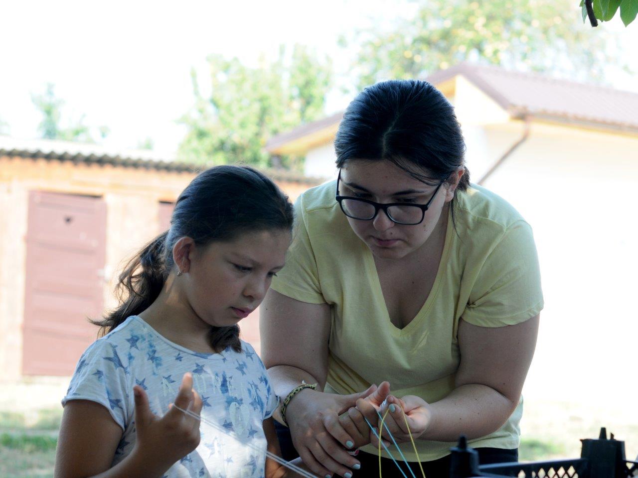 2022 08 19 Nicoletta Ebigel Felchten von Armbändern