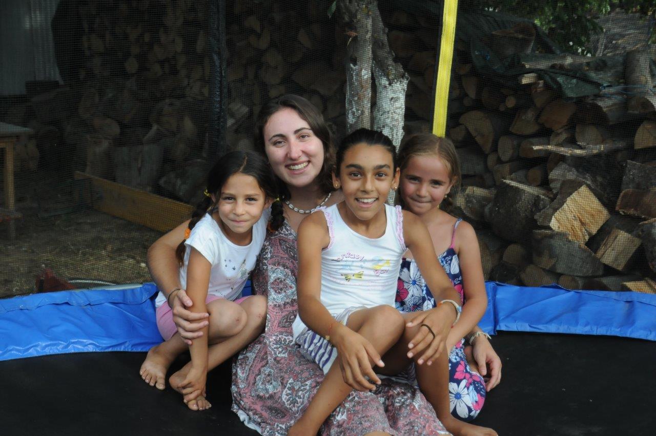 2022 08 19 Sarah Larissa Dschangün Felchten von Armbändern (1)