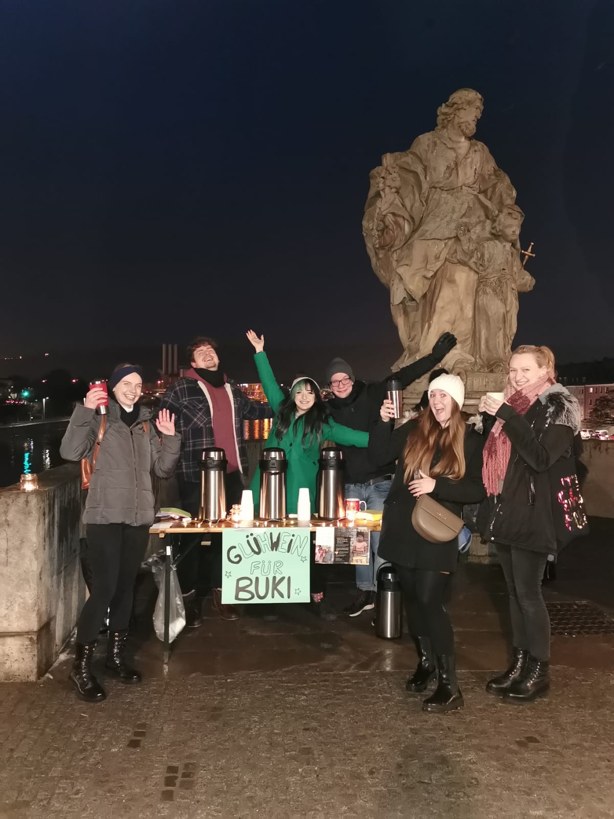 2022 12 19 Glühweinstand auf der Mainbrücke in Würzburg (1)