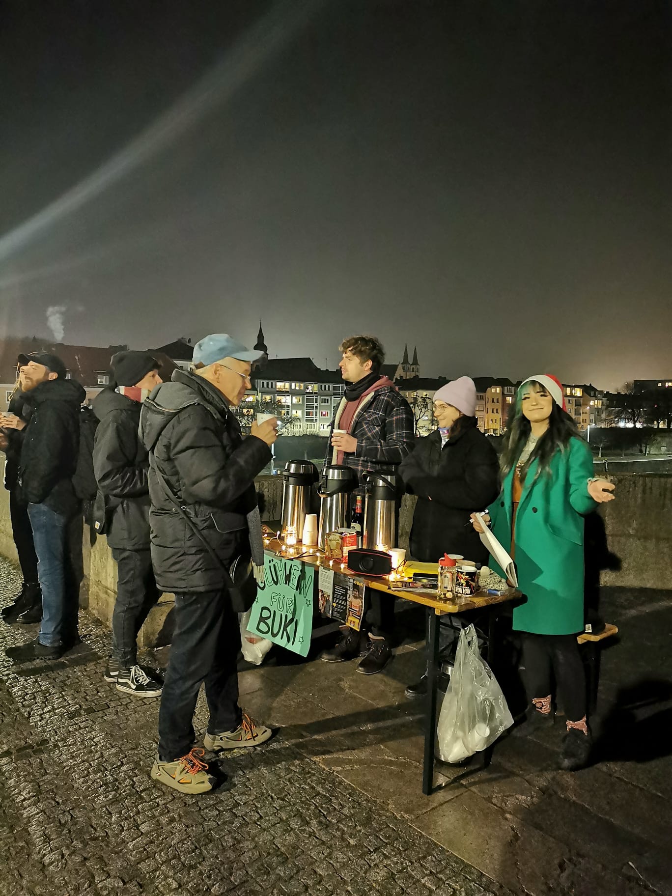 2022 12 19 Glühweinstand auf der Mainbrücke in Würzburg (5)