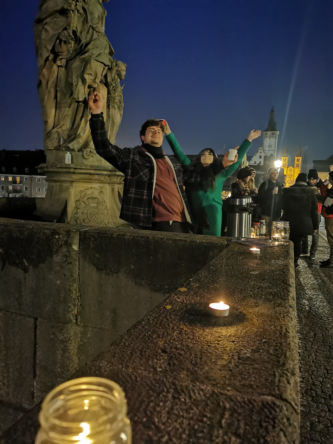 2022 12 19 Glühweinstand auf der Mainbrücke in Würzburg (6)