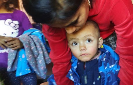 Dem Kind ist seine kurz Geschichte in die Augen geschrieben. Kleiderverteilung in Adrian.