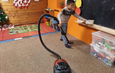 Auch Aufräumen muss sein - jedoch Staubsaugen tun die Kinder gerne.
